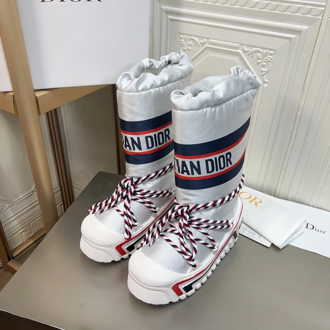 Men's shoes p600! The highest version on the market, Dior Dior's king style snow boots, ski boots, fat and cute, so cute →_→ from the DiorAlps limited series, unique. Shiny nylon Oblique print upper with criss-cross straps for an ideal fit. The technical fabric of the boot shaft, short-cut version, can be worn in the city or in the mountains. It makes the calf slimmer and taller, warm and concave. The boot shaft and sole are made of original waterproof padded lining. The embroidered fabric is original star ⭐ rubber non-slip thick sole and multi-module combination outsole. The size is 35-40. 41Customized